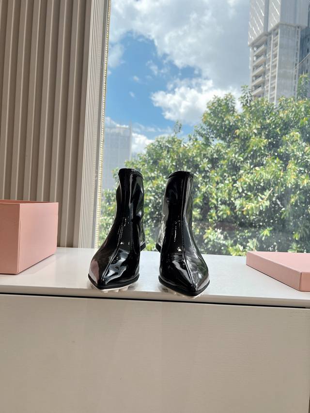 G0286代购级别独家首发miumiu缪缪2024秋冬新款英伦风玛丽珍乐福鞋miumiu秀场 与皮革的印记，夸张地表达时光的流逝，传递曾经使 与此刻挚爱的概念，